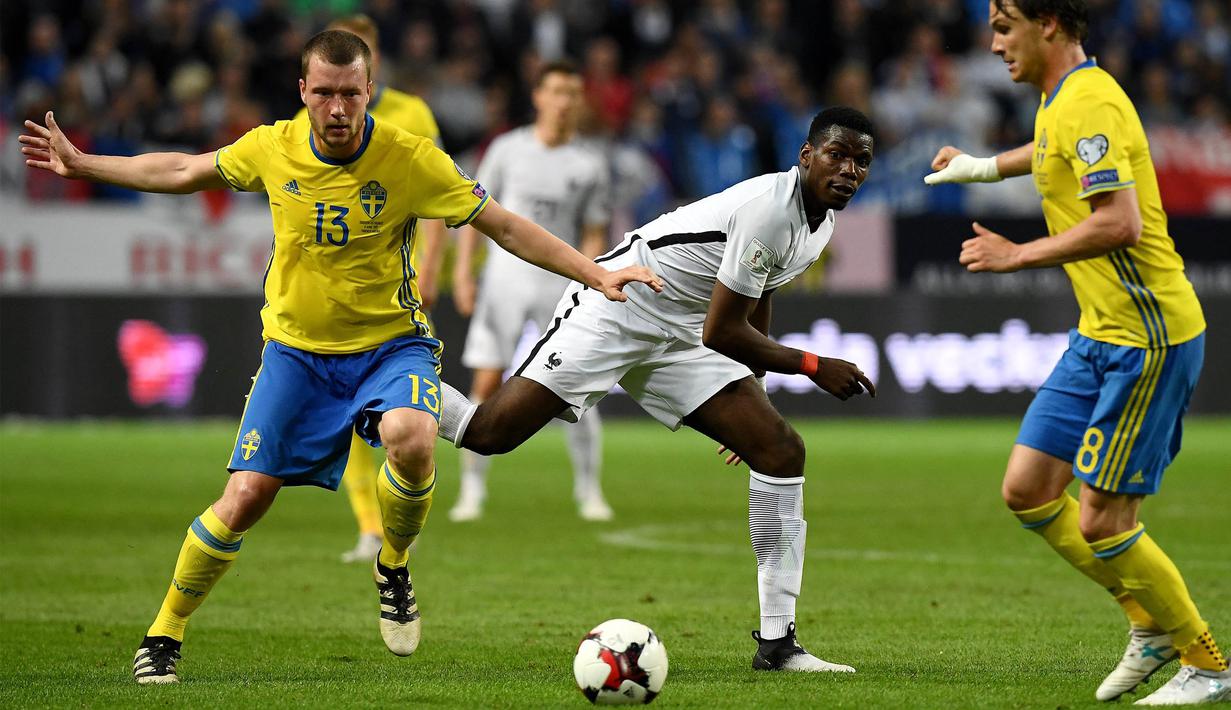 Gelandang Prancis, Paul Pogba, berusaha melewati hadangan pemain Swedia pada laga kualifikasi Piala Dunia 2018 di Stadion Friends Arena, Solna, Jumat (9/6/2017). Swedia menang 2-1 atas Prancis. (AFP/Franck Fife)