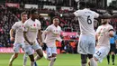 Striker Manchester United, Marcus Rashford, merayakan gol yang dicetaknya ke gawang Bournemouth pada laga Premier League di Stadion Vitality, Bournemouth, Sabtu (3/11). Bournemouth kalah 1-2 dari MU. (AFP/Ben Stansall)