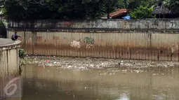 Ceceran sampah terlihat menggenang di Kali Krukut dekat TPU Karet Bivak Jakarta, Sabtu (5/11). Tampak warga menghabiskan waktu dengan memancing ikan di sisi Kali Krukut. (Liputan6.com/Helmi Fithriansyah)