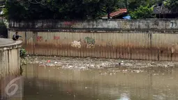 Ceceran sampah terlihat menggenang di Kali Krukut dekat TPU Karet Bivak Jakarta, Sabtu (5/11). Tampak warga menghabiskan waktu dengan memancing ikan di sisi Kali Krukut. (Liputan6.com/Helmi Fithriansyah)