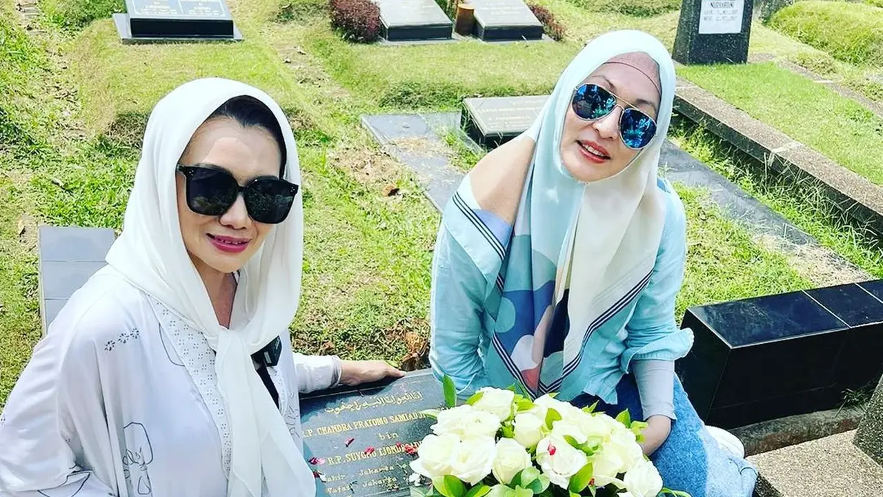 Reza Artamevia dan Angie di makam Adjie Massaid.