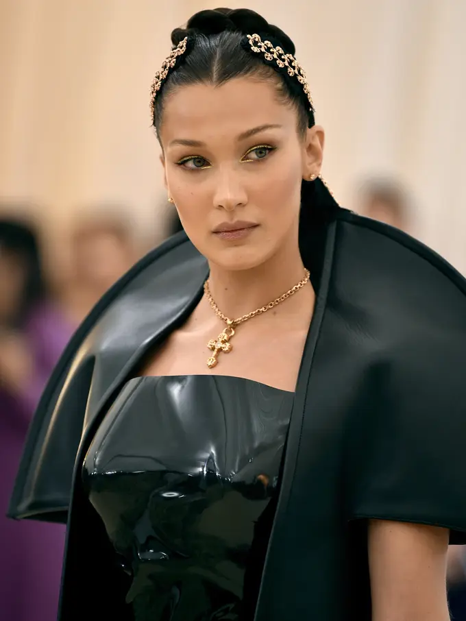 Fakta Menarik Bella Hadid, Super Model Berdarah Palestina yang Menolak ...