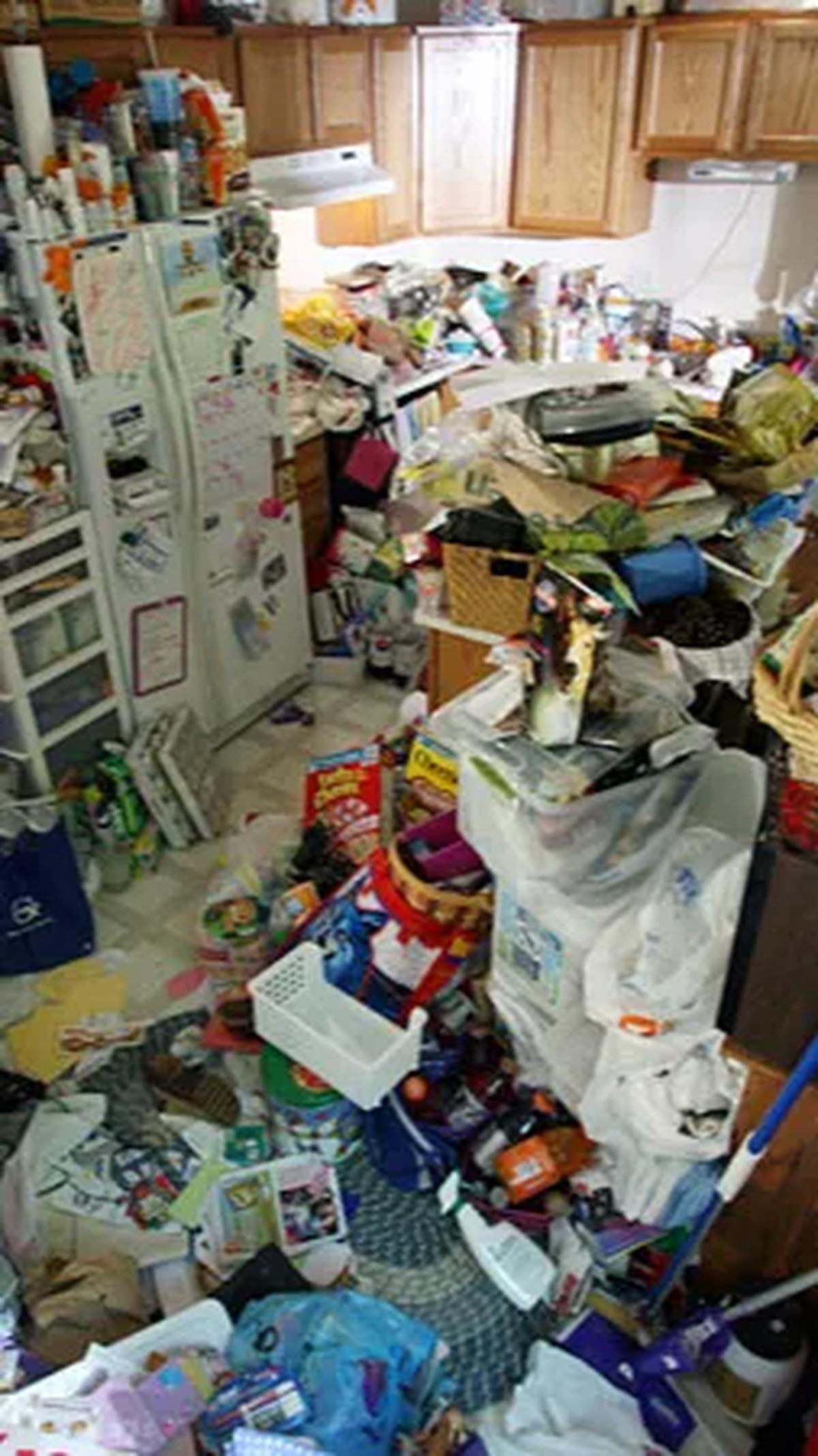 Hoarding disorder adalah perilaku menyimpan barang secara berlebihan, melebihi batas normal, dan seringkali disertai dengan ketidakmampuan untuk membuangnya.&nbsp;