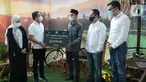Customer Retention Division Head Vivi Elfira, COO Ezar Kumendong didampingi Area Manager DKI 1 Sovi Herlambang dan David Thamrin secara simbolis menyerahkan donasi kepada Yayasan Media Kasih pada bulan Ramadan bertajuk Perjalanan Ramadan ACC di Jakarta, Sabtu (01/05/2021). (Liputan6.com/Pool/ACC)