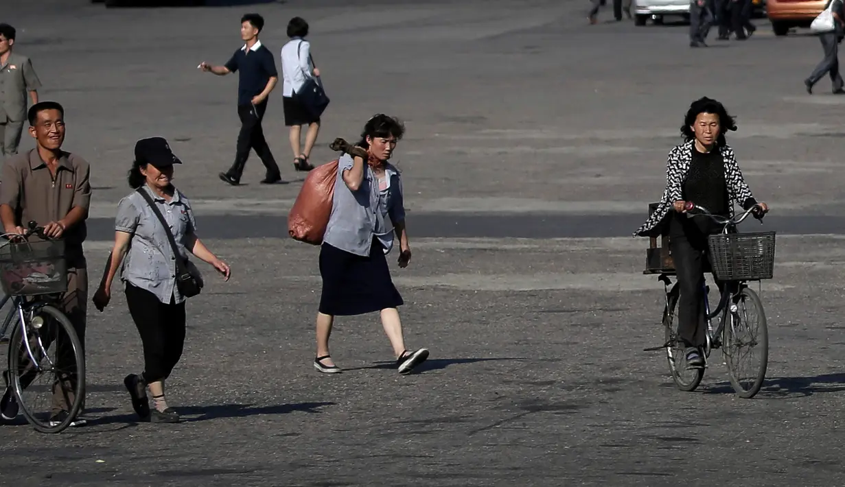 Foto pada 13 Juni 2017 menunjukkan aktivitas sejumlah orang pada jam kerja di sebuah jalanan di Pyongyang, Korea Utara. (AP Photo/Wong Maye-E)