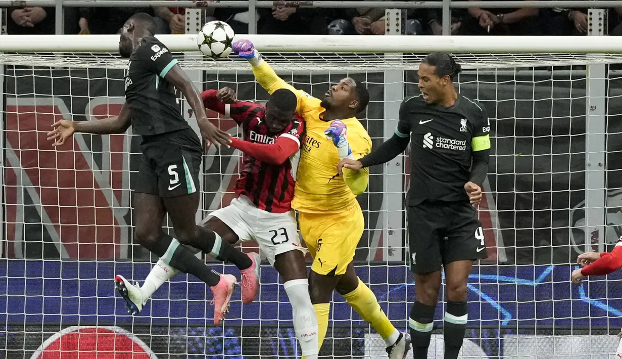 Sebelumnya, Mike Maignan harus memungut bola dua kali dari jala gawangnya setelah gol dari Ibrahima Konaté dan Virgil Van Dijk. (AP Photo/Luca Bruno)