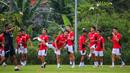 Nathan Tjoe-A-On dan sejumlah pemain Timnas Indonesia melakukan latihan persiapan menjelang laga Ronde 3 Kualifikasi Piala Dunia 2026 melawan China di Bali United Training Center, Bali, pada Selasa sore (23/05/2025). (Bola.com/Alit Binawan)