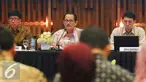 Ki-ka: Direktur Utama Susanto Hartono, Komisaris Utama Raden Soeyono dan Komisaris Alvin W. Sariaatmadja saat Rapat Umum Pemegang Saham Tahunan (RUPST) 2016 PT Surya Citra Media Tbk di SCTV Tower, Jakarta, Rabu (18/5). (Liputan6.com/Angga Yuniar)