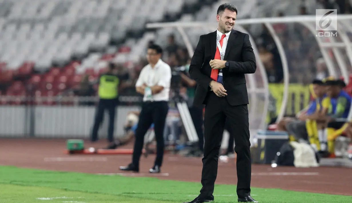 Pelatih Timnas Indonesia, Simon McMenemy saat laga melawan Malaysia pada laga perdana Grup G Penyisihan Kualifikasi Piala Dunia 2022 zona Asia di Stadion Gelora Bung Karno, Jakarta, Kamis (5/9/2019). Indonesia kalah 2-3. (Liputan6.com/Helmi Fithriansyah)