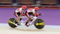 Pebalap sepeda Indonesia, Herman Halawa dan Pradana Diwan, saat beraksi pada Asian Para Games di Velodrome, Jakarta, Kamis (11/10/2018). Pasangan Indonesia ini meraih medali perunggu di nomor trek Individual Pursuit B putra. (Bola.com/M Iqbal Ichsan)