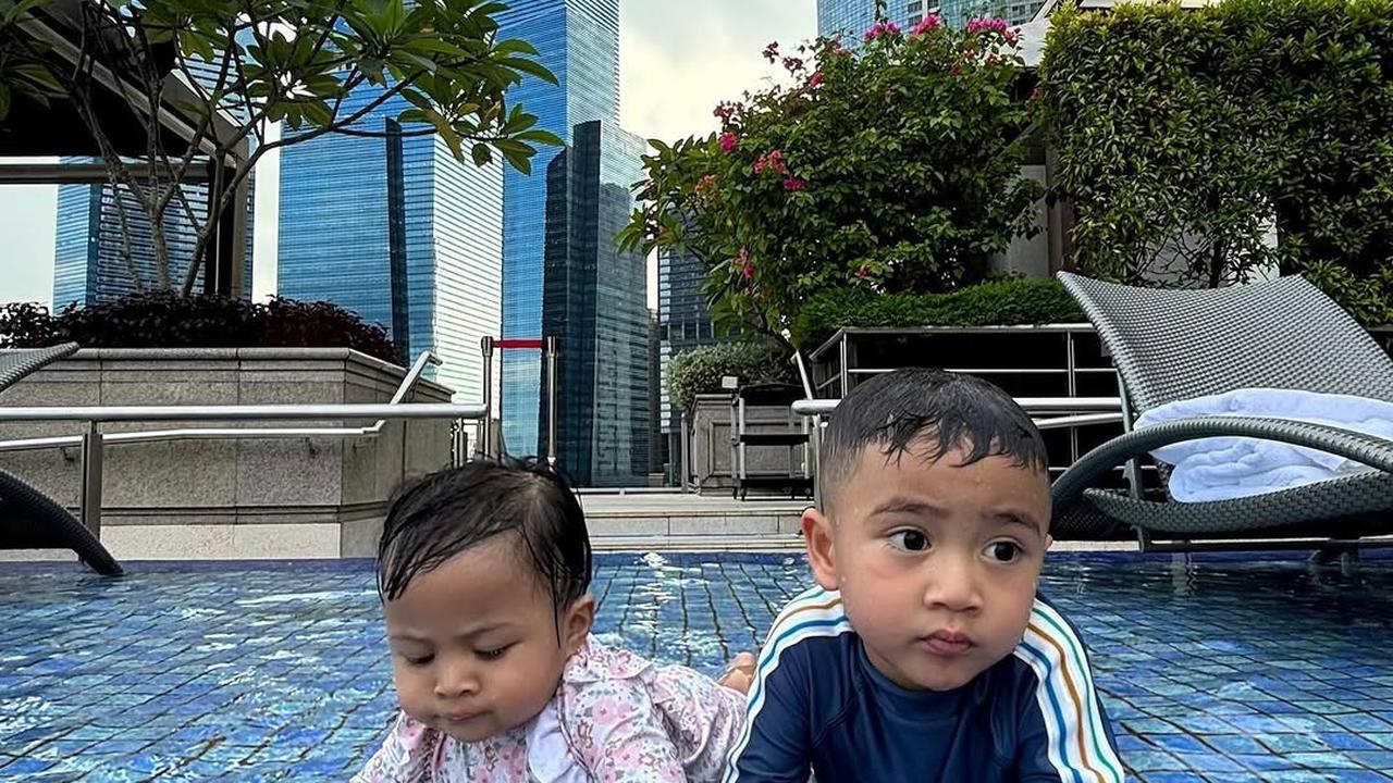 Potret Rayyanza Berenang Bareng Lily, Ekspresinya Lucu dan Bikin Gemas