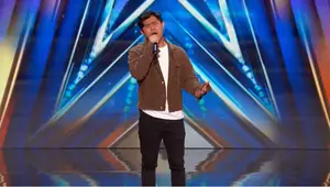 Setelah Putri Ariani, Cakra Khan juga berhasil lolos untuk mengikuti babak selanjutnya dalam ajang pencarian bakat tersebut. Dalam acara tersebut, Cakra Khan membawakan lagu Make It Rain. Saat membawakan lagu, salah satu juri mengangkat tangannya menghentikan Cakra Khan nyanyi. [Youtube/America's Got Talent]