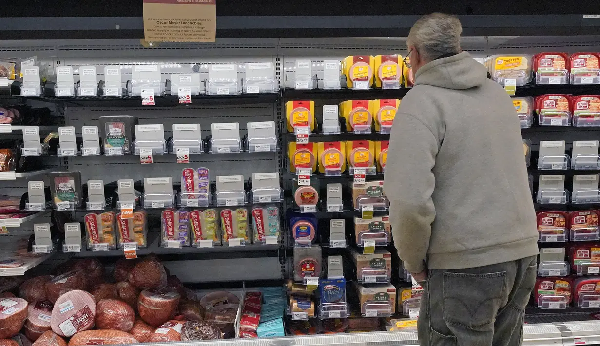 Pembeli di toko grosir di Pittsburgh melihat tampilan daging sarapan yang sebagian kosong, Selasa (11/1/2022). Varian Omicron yang sangat menular menciptakan kekurangan tenaga kerja yang memengaruhi pengiriman produk dan pengisian kembali rak-rak toko di seluruh negeri. (AP Photo/Gene J. Puskar)