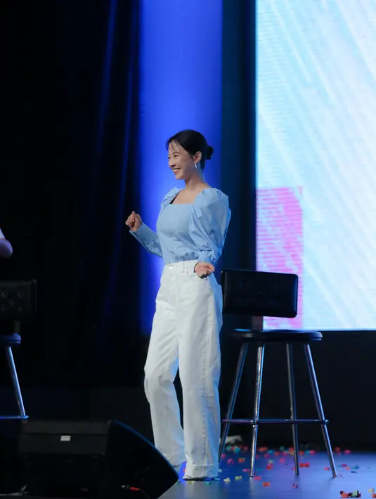 Keseruan pun belanjut saat Song Ji Hyo menunjukkan kebolehannya menari. Meski ia hanya menampilkan tarian singkat, namun para penggemar begitu senang melihat penampilan sang aktris. [Foto: Daniel Kampua/Fimela]