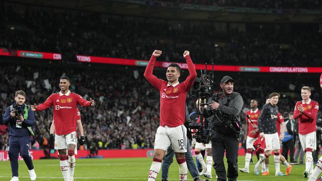 Senyum Casemiro Beri Trofi Carabao Cup 2022/2023 untuk Manchester United