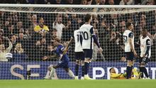 Pemain Chelsea, Enzo Fernandez (kiri), merayakan gol yang dicetaknya ke gawang Tottenham Hotspur dalam laga pekan 30 Premier League 2024/2025 di Stamford Bridge, Jumat (4/4/2025) dini hari WIB. Chelsea menang 1-0 dalam laga ini. (AP Photo/Ian Walton)