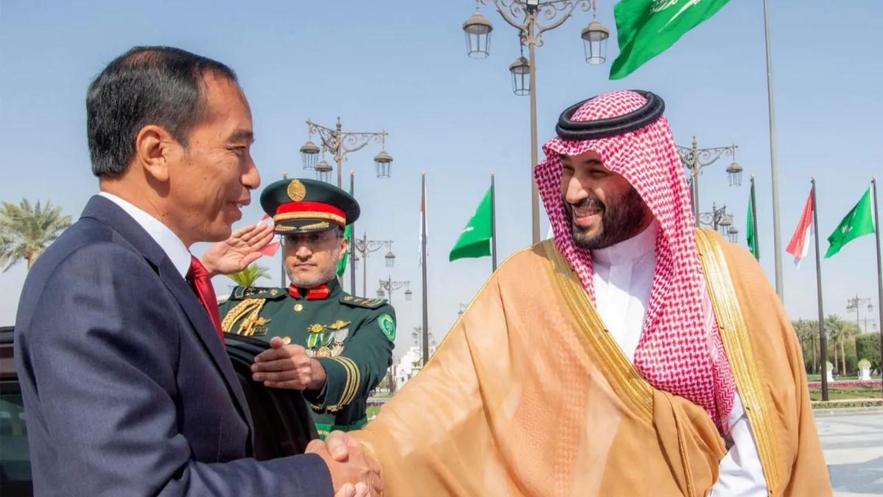 Putra Mahkota Arab Saudi Mohammed bin Salman atau Pangeran MBS (kanan) menyambut kedatangan Presiden Indonesia Joko Widodo atau Jokowi sehari menjelang KTT GCC-ASEAN di Riyadh, Arab Saudi, Kamis (19/10/2023).<br>