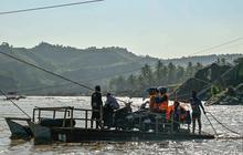 FOTO: Rakit Mandiri Jadi Akses Warga Pasca Putusnya Jembatan Ulee Jalan di Bireuen Aceh