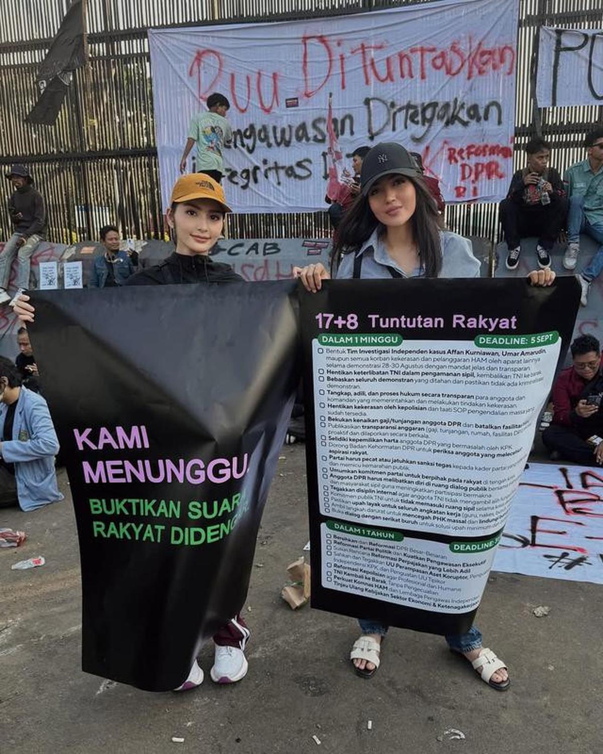 6 Potret Debi Sagita Turun ke Jalan Ikut Demo Gaungkan '17+8 Tuntutan Rakyat'