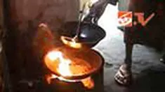 Sejumlah warga Desa Ngoro, Jombang, memilih memakai serbuk gergaji untuk memasak. Sedangkan warga Desa Haurngombong, Sumedang, menggunakan biogas dari kotoran sapi. 