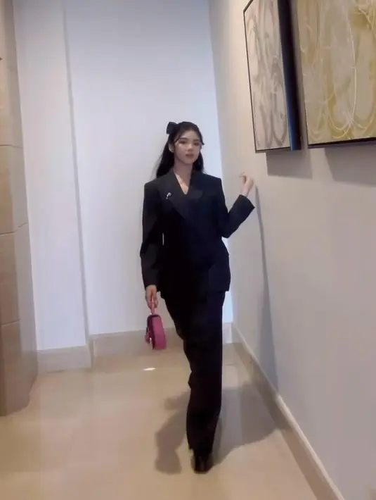 Kolaborasi antara musisi Indonesia dan girlband asal Korea Selatan ini tentu menjadi salah satu yang paling dinantikan penggemar. Berbagai persiapan jelang konser dilakukan, salah satunya press conference. Tiara Andini pun tak ketinggalan hadir berbagi cerita antusiasmenya bersama para member Secret Number. [@tiaraandini].