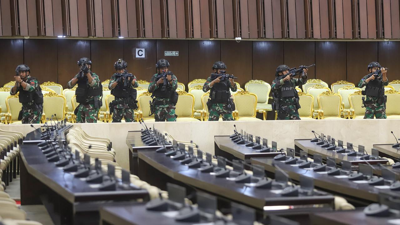 Barisan prajurit TNI amankan Gedung DPR jelang pelantikan Prabowo
