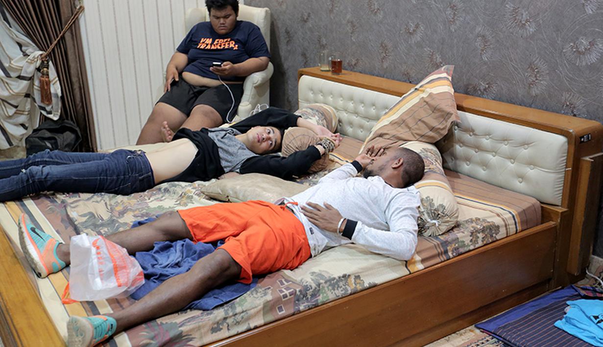 Oktovianus Maniani bersama Baron Yusuf aktor pemeran lainnya di sinetron berjudul Madun . (Bola.com/Peksi Cahyo)