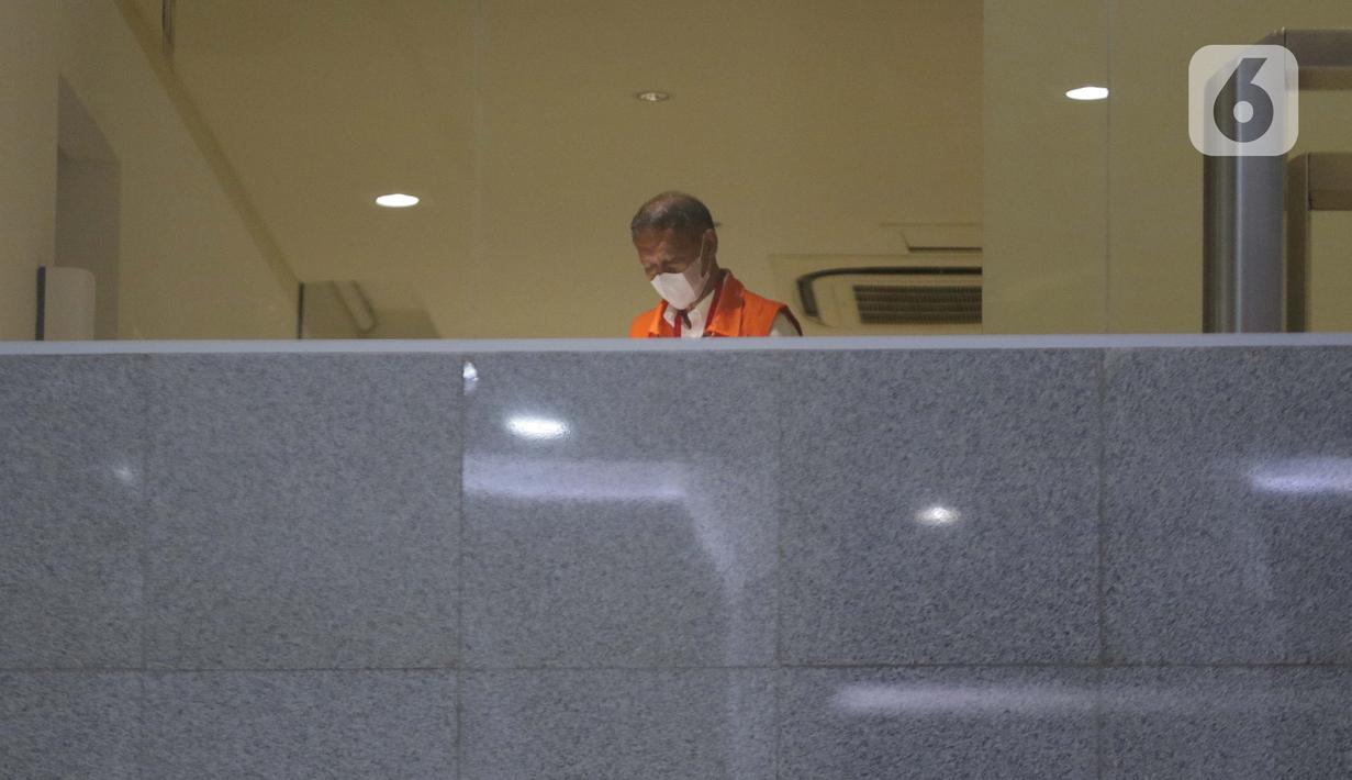 Mantan Dirut PT Pelindo II (Persero) Richard Joost Lino usai menjalani pemeriksaan di Gedung KPK, Jakarta, Senin (26/4/2021). RJ Lino diperiksa sebagai tersangka dugaan korupsi pengadaan tiga unit Quay Container Crane (QCC) di PT Pelindo II tahun 2010. (Liputan6.com/Helmi Fithriansyah)