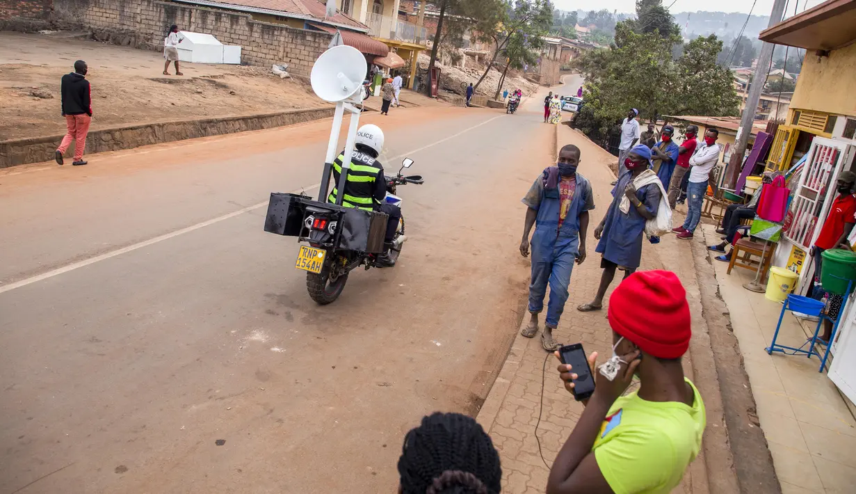 Seorang polisi yang mengendarai sepeda motor menggunakan pelantang suara untuk menyampaikan informasi tentang langkah-langkah pencegahan COVID-19 di sebuah jalan di Kigali, ibu kota Rwanda, pada 12 Agustus 2020. (Xinhua/Cyril Ndegeya)