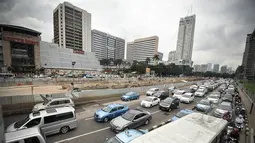 Kendaraan melintas di depan kawasan Ratu Plaza, Jakarta, Selasa (7/4/2015). Pemprov DKI bakal memperluas perlintasan pelarangan sepeda motor hingga Jalan Sudirman (Ratu Plaza) Jakarta Selatan. (Liputan6.com/Faizal Fanani)