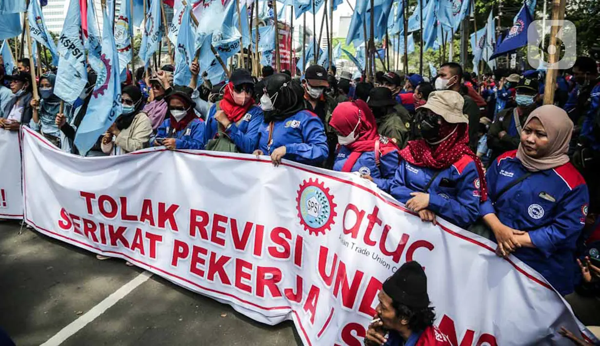 Massa buruh yang tergabung dalam Konfederasi Serikat Pekerja Seluruh Indonesia (KSPSI) dan Serikat Pekerja Nasional (SPN) demo di kawasan Patung Kuda, Jakarta, Kamis (12/5/2022). Aksi tersebut untuk memperingati May Day serta menolak Omnibuslaw UU Cipta Kerja Nomor 11 Tahun 2020 dan meminta klaster ketenagakerjaan kembali ke substansi UU Nomor 13 Tahun 2003. (Liputan6.com/Faizal Fanani)