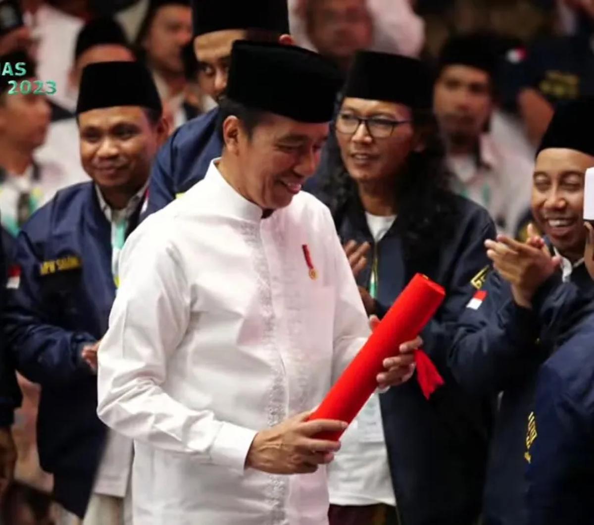 "Saya sudah menyetujui untuk pembelian pupuk asal di KTP-nya, ada tulisan petani silakan itu dipakai. Jadi bisa pakai Kartu Tani bisa memakai juga KTP," jelas Jokowi.
