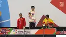 Atlet Indonesia Aris Wibawa saat penyerahan mendali dalam babak final putra 100 meter gaya dada SB7 para renang Asian Para Games 2018 di Aquatic Center, GBK, Jakarta, Senin (8/10). Aris berhasil meraih perak dalam kelas tersebut. (Merdeka.com/Imam Buhori)