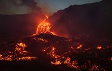 Luncuran Lava Cair Gunung Etna Membentuk Sungai Api Spektakuler