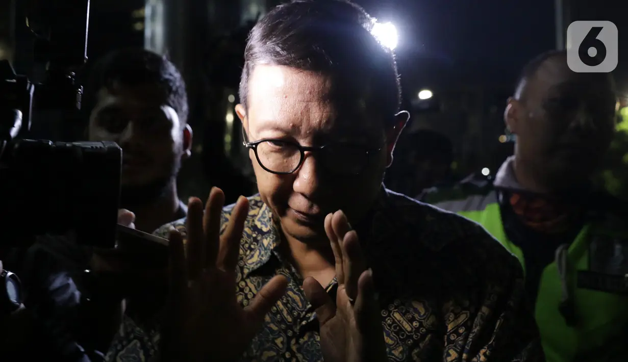 Mantan Menteri Agama Lukman Hakim Saifuddin meninggalkan gedung KPK usai menjalani pemeriksaan, Jakarta, Jumat (15/11/2019). KPK memeriksa Lukman Hakim Saifuddin untuk klarifikasi lanjutan terkait kewenangannya di Kementerian Agama selama menjabat Menteri Agama. (Liputan6.com/Helmi Fithriansyah)
