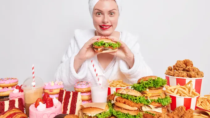 Bukan Rakus! Ini Alasan Kenapa Kita Makan Lebih Sering Saat Cemas - Cover