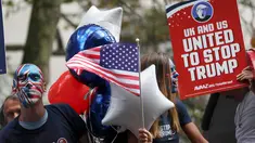 Sejumlah warga berkampanye menolak Trump di London, Inggris, Rabu (21/9). Mereka menggunakan bus dengan atap terbuka mengajak warga AS di luar negeri untuk menolak Trump. (REUTERS / Stefan Wermuth)