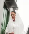 Di hari bahagia tersebut, Qurrotu Ayun tampil menawan mengenakan baju kurung dan kerudung warna putih. [Foto: IG/qurrotuayun/qibil].