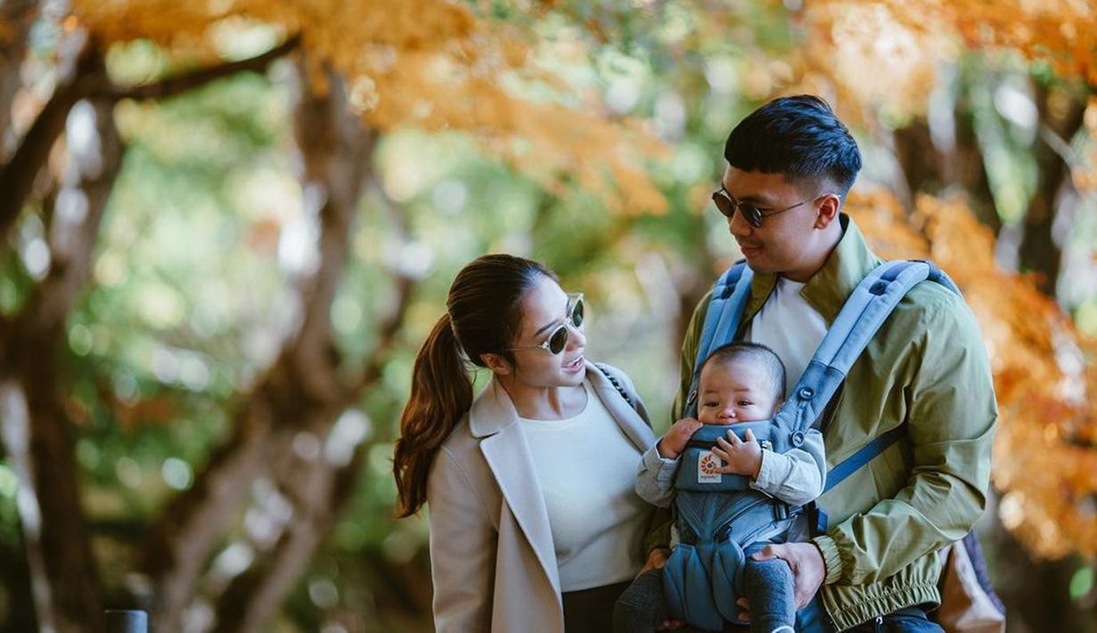 Bukan hanya itu, Nikita Willy bersama suami dan anaknya juga sering mengenakan busana senada. Tak ketinggalan untuk membuat penampilannya semakin menawan, Nikita Willy dan Indra Priawan kompak memakai kacamata hitam.(Liputan6.com/IG/@nikitawillyofficial94)