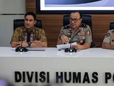 Direskrimum Polda Metro Jaya Kombes Pol Suyudi Ario Seto didampingi Kabiropenmas Divisi Humas Polri Dedi Prasetyo dan Kabid Humas Polda Metro Jaya Kombes Pol Argo Yuwono saat rilis perkembangan hasil penyidikan perkara kerusuhan 21-22 Mei di Jakarta, Jumat (5/7/2019). (Liputan6.com/Faizal Fanani)