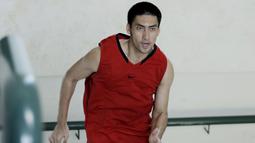 Pebasket Indonesia, Cristiano Ronaldo Sitepu, berlari saat sesi pemotretan di Jakarta, Sabtu (23/6/2018). Ronaldo merupakan pemain andalan di klub Satria Muda dan timnas basket Indonesia. (Bola.com/M Iqbal Ichsan)