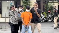 SR, pelaku pembunuhan penjaga warung diamankan polisi. (Merdeka.com)