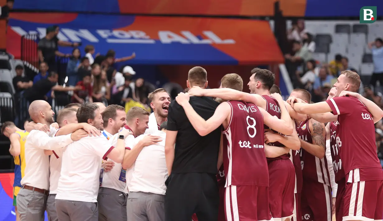 Timnas basket Latvia merayakan kemenangan atas Brasil pada laga Grup L Piala Dunia FIBA 2023 di Indonesia Arena, Senayan, Jakarta, Minggu (03/09/2023). Latvia menang dengan skor 104-84. (Bola.com/Bagaskara Lazuardi)