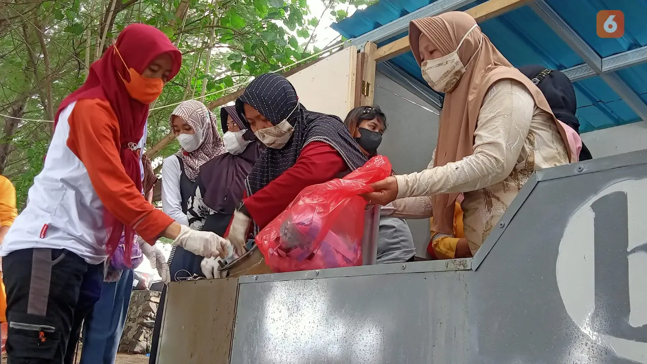 Emak-emak di Banyuwangi sulap limbah masker jadi bahan bakar alternatif (Liputan6.com/Istimewa)