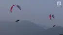 Atlet Paralayang Indonesia berlatih terbang nomor Cross Country di kawasan Puncak, Cianjur, Jawa Barat, Kamis (26/7). Latihan ini mematangkan persiapan jelang laga Asian Games 2018, Agustus mendatang. (Liputan6.com/Helmi Fithriansyah)