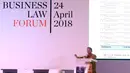 Menko Bidang Perekonomian Darmin Nasution saat memberi paparan dalam AHP Business Law Forum 2018 di Jakarta, Selasa (24/4). Forum ini membahas revitalisasi hukum ekonomi dan mekanisme penyelesaian sengketa bisnis di Indonesia. (Liputan6.com/Angga Yuniar)