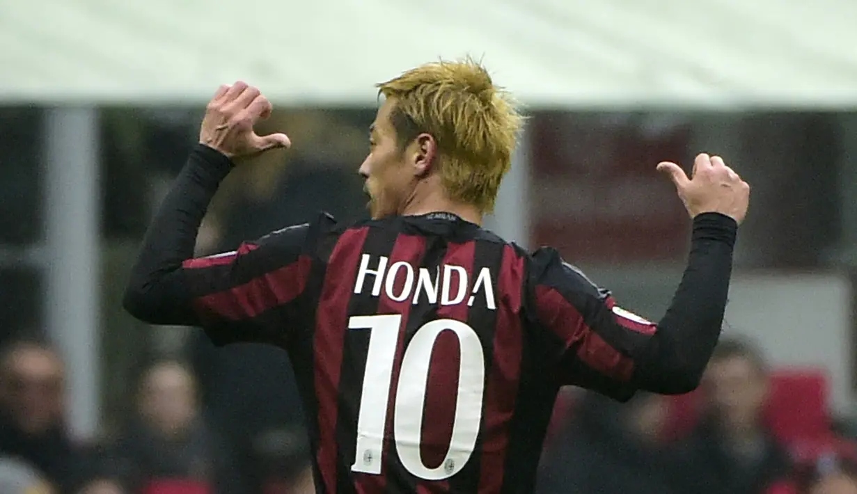 Pemain AC Milan, Keisuke Honda menjadi pencetak gol kedua untuk timnya pada lanjutan Liga Italia Serie A pekan ke-25 di Stadion San Siro, Milan. (AFP / Olivier Morin)