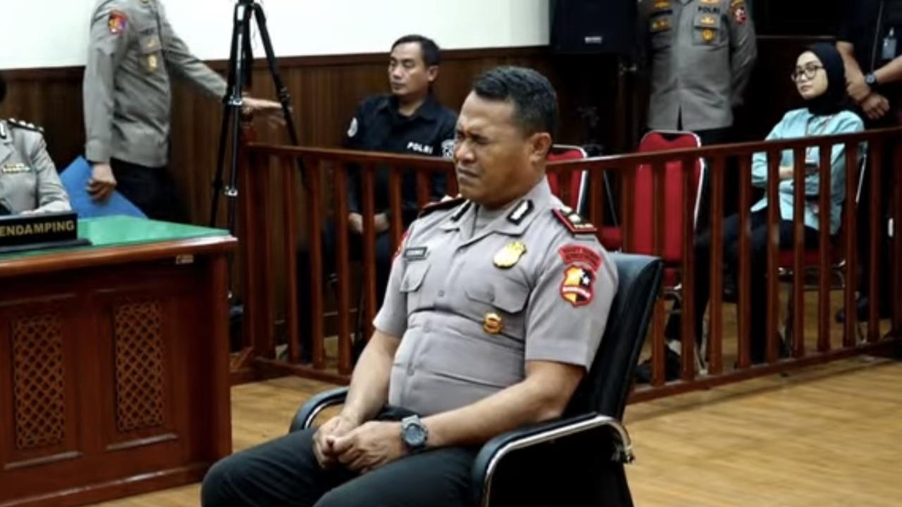 VIDEO: Momen Spiritual Kompol Kosmas Dipecat Kepolisian! Berdoa dan Menangis Kasus Ojol Affan