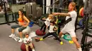 Foto dari akun Instagram pemain Real Madrid Sergio Ramos (kanan) menunjukkan dirinya dan keluarganya tengah berolahraga di rumah selama masa karantina wilayah (lockdown) di Spanyol pada 17 Maret 2020. (Xinhua)