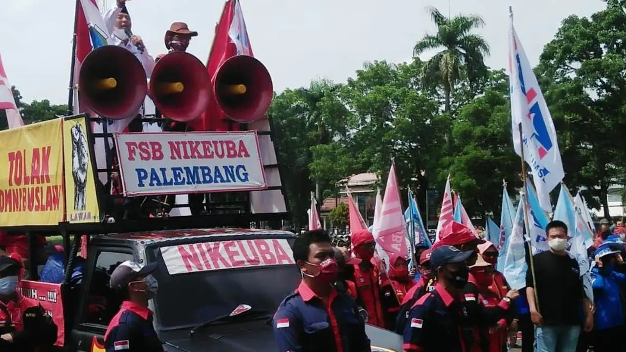 Para Buruh Protes Tidak Ada Kenaikan UMP Sumsel Saat Pandemi Covid-19